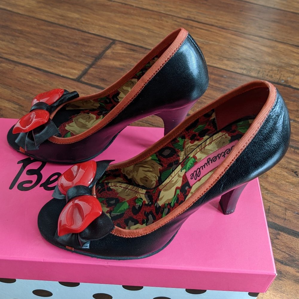 Betsey Johnson Betseyville Lara Retro Bow Pumps - Picture 4 of 8